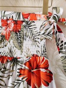 Détail de robe à fleurs tropicales avec buste froncé et bretelles nouées aux épaules
