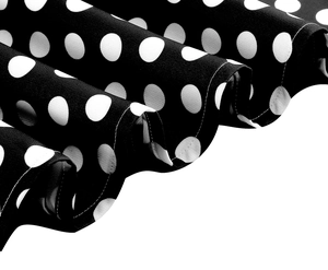 Détail macro du tissu à pois rétro avec un ourlet cousu net et une texture lisse