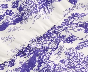 Gros plan du motif Toile de Jouy sur une robe sans manches avec imprimés bleus vintage