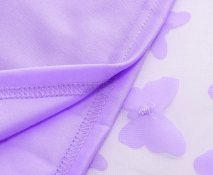 Vista macro dettagliata del tessuto a rete viola chiaro con applicazioni di farfalle 3D e cuciture