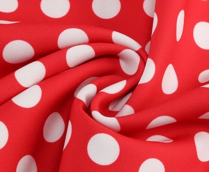 Vue détaillée du tissu rouge de haute qualité avec des motifs à pois blancs classiques