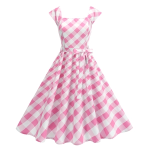 Détail de la robe mi-longue vichy rose avec ceinture à nouer et jupe évasée
