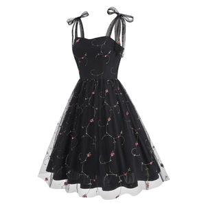 Detailansicht der rosa Blumenstickerei auf dem schwarzen Mesh-Kleid im Vintage-Stil