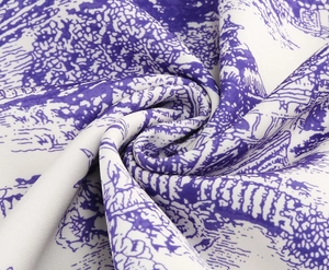 Gros plan sur l'imprimé Toile de Jouy violet sur tissu brillant aux plis élégants