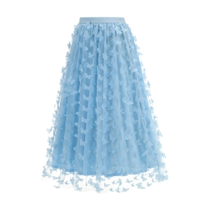 Dettaglio di gonna in tulle azzurro con farfalle 3D e strati di rete semitrasparente