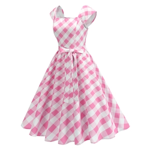 Détail de la robe vichy rose avec encolure carrée et ceinture à nœud papillon à la taille