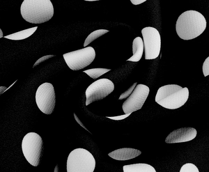 Vue macro détaillée du tissu à pois vintage montrant une texture douce et fluide