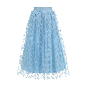 Dettaglio delle farfalle 3D applicate sul tessuto in tulle azzurro della gonna a rete