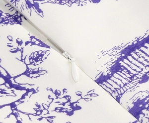 Gros plan détaillé d'une fermeture éclair invisible sur une robe à fleurs mauves
