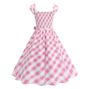 Détail de la robe vichy rose avec corsage froncé et encolure carrée classique