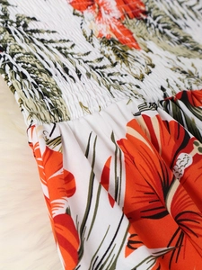 Détail d'une robe imprimé tropical avec bustier smocké élastique et texture du tissu