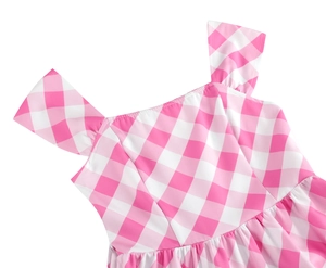Détail de robe à carreaux rose et blanc montrant le décolleté carré et les plis bretelles