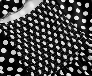 Détail de la couture élastique sur le tissu à pois noir et blanc vintage