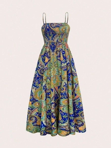 Robe longue bohème à motif paisley avec fines bretelles et bustier plissé élégant