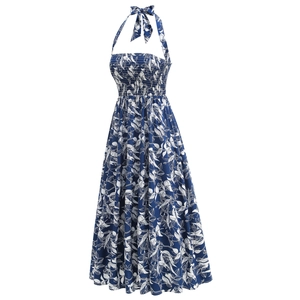Détail de robe longue bohème bleu marine avec bustier froncé et lien de cou licou