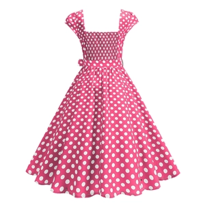 Détail de la poitrine smockée et de l'encolure carrée sur robe rétro à pois rose