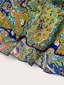 Robe bohème ample avec imprimé paisley coloré et détails d'ourlet à volants multicouches