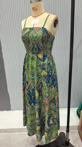 Détail de robe longue bohème montrant l'imprimé cachemire et le corsage plissé smocké