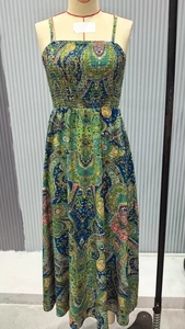 Détail d'une robe longue bohème avec des motifs paisley et un buste smocké élastique