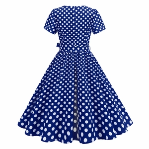 Vista posteriore di un abito retrò anni '50 a pois blu scuro con cerniera e gonna a ruota