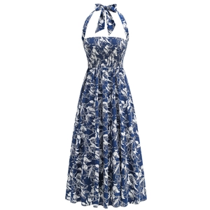 Détail de robe dos nu bleu marine avec corsage froncé et imprimé floral délicat