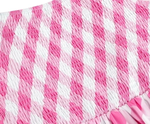 Détail du tissu à carreaux rose et blanc avec plis smokés sur une robe d'été