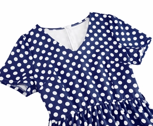 Dettaglio dello scollo a V classico e dei pois bianchi sull'abito blu in stile retrò