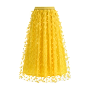 Dettaglio della gonna in tulle giallo con applicazioni di farfalle 3D ed elastico in vita