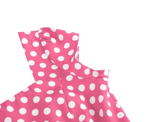Gros plan du décolleté de robe rose à pois montrant les coutures et la texture du tissu