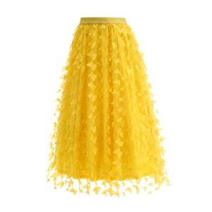 Dettaglio della gonna a trapezio in tulle giallo con squisite applicazioni a farfalla 3D