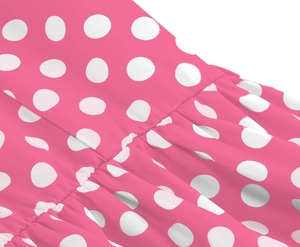 Détail du tissu rose à pois blancs montrant la texture plissée et les coutures de finition
