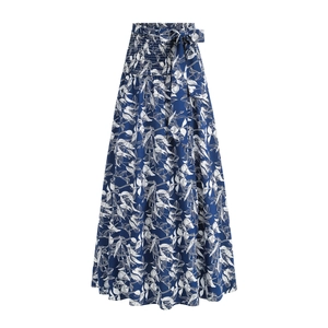 Détail de la taille élastique haute smockée et du nœud décoratif sur jupe longue bohème
