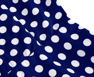 Vista macro dettagliata del tessuto blu navy a pois con trama in twill di qualità