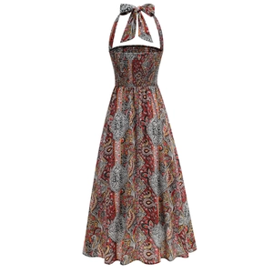 Détail du bustier smocké et du motif cachemire sur la robe dos nu bohème