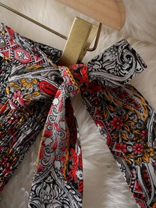 Détail de la jupe bohème à motif cachemire avec taille élastique et nœud assorti