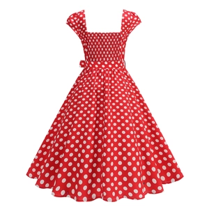 Détail d'une robe vintage rouge à pois avec encolure carrée et corsage à smocks