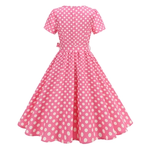 Dettaglio posteriore di un abito vintage rosa a pois con cerniera e gonna a trapezio