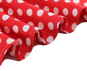Détail du tissu à pois vintage rouge avec ourlet roulé premium et drapé fluide doux