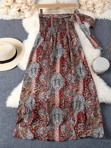 Détail de jupe longue à imprimé paisley rouge avec taille élastique et ceinture nouée