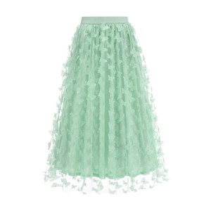 Dettaglio della gonna in tulle verde menta con farfalle 3D e fascia elastica in vita