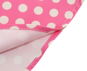 Dettaglio macro del tessuto rosa a pois con qualità della cucitura dell'orlo a doppia linea