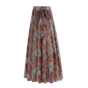Détail d'une jupe longue bohème imprimé cachemire avec taille froncée et nœud décoratif