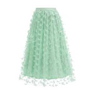 Dettaglio della gonna in tulle verde menta con farfalle 3D e texture in rete a strati