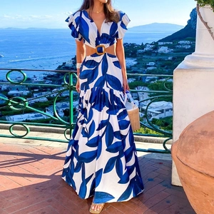 Robe longue fleurie bleue et blanche avec décolleté en V et découpes latérales chic