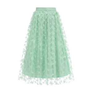 Dettaglio di applicazioni a farfalla 3D su una gonna a trapezio in tulle verde menta