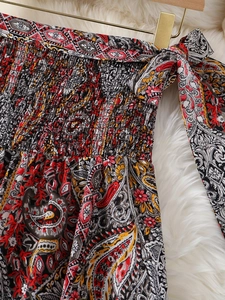 Détail du bustier froncé sur une robe à imprimé paisley avec un grand nœud décoratif