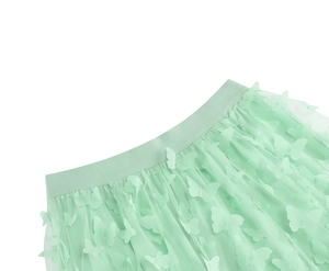 Dettaglio gonna in tulle verde menta con elastico in vita e farfalle 3D applicate