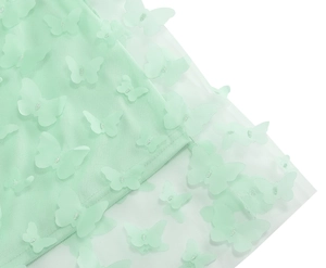 Primo piano dettagliato di applicazioni a farfalla 3D su tessuto a rete verde menta
