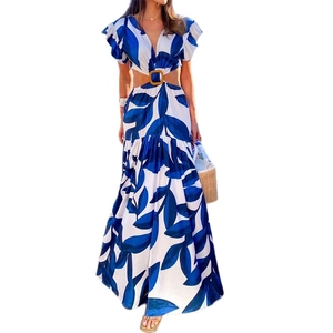 Robe maxi bohème avec décolleté en V, découpes à la taille et anneau décoratif en bois