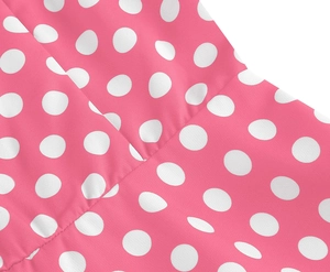 Dettaglio ravvicinato della stampa a pois bianchi su tessuto rosa con cuciture rifinite